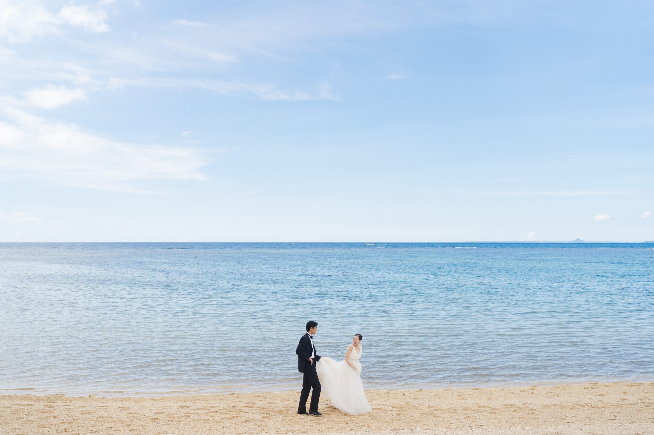 白い砂浜、透明度の高い海で撮影するトリート沖縄フォトプラン