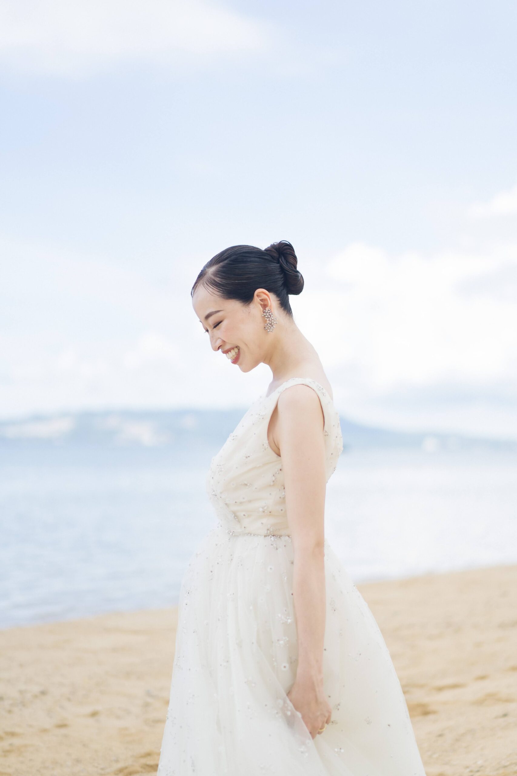 新婦様の本来の美しさを引き出す上質で華やかなAラインのウェディングドレス