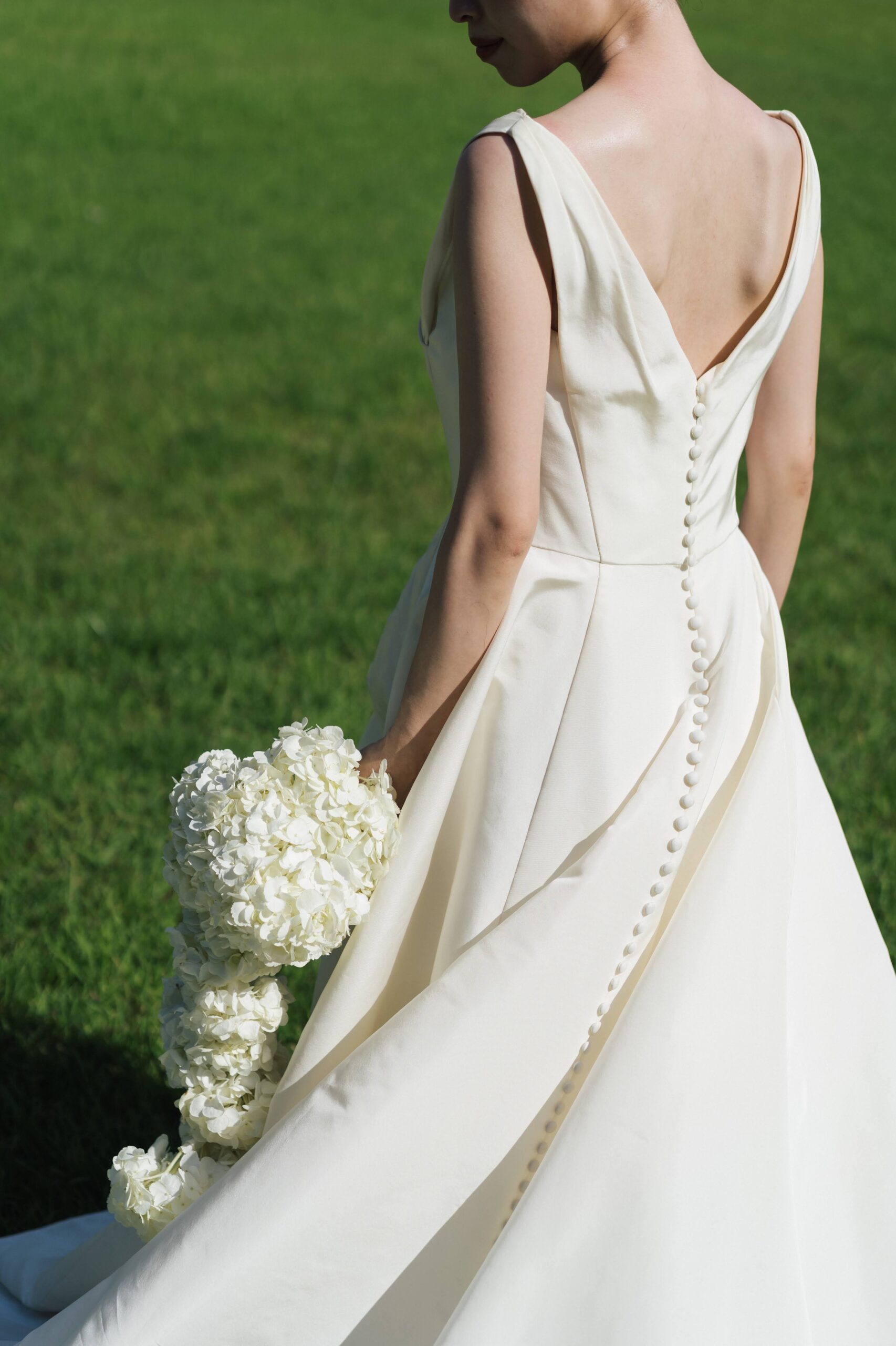 美しさを引き立てるサテンのウェディングドレス