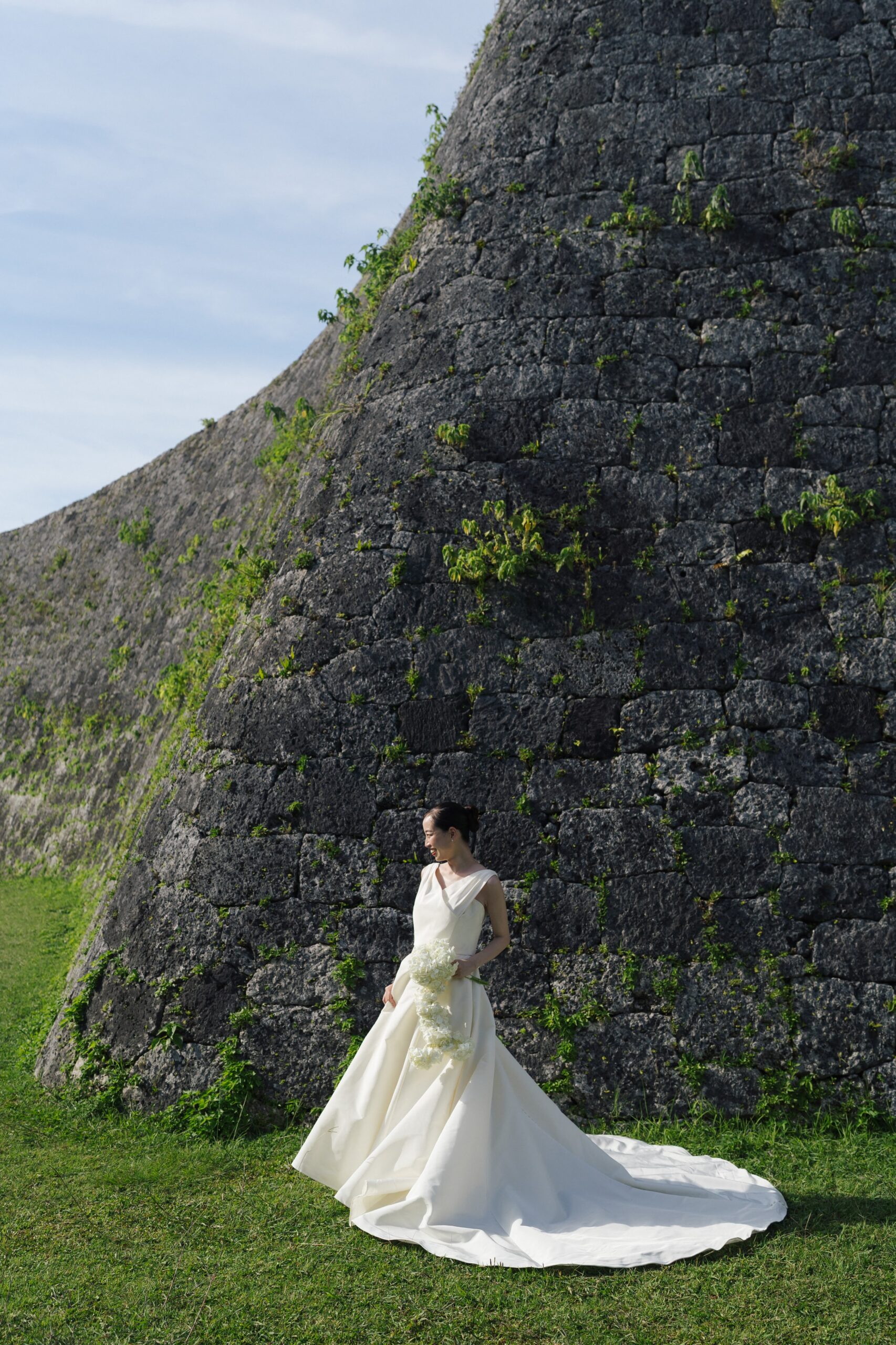 自然豊かな場所で美しい景色と美しいドレスを身に纏う