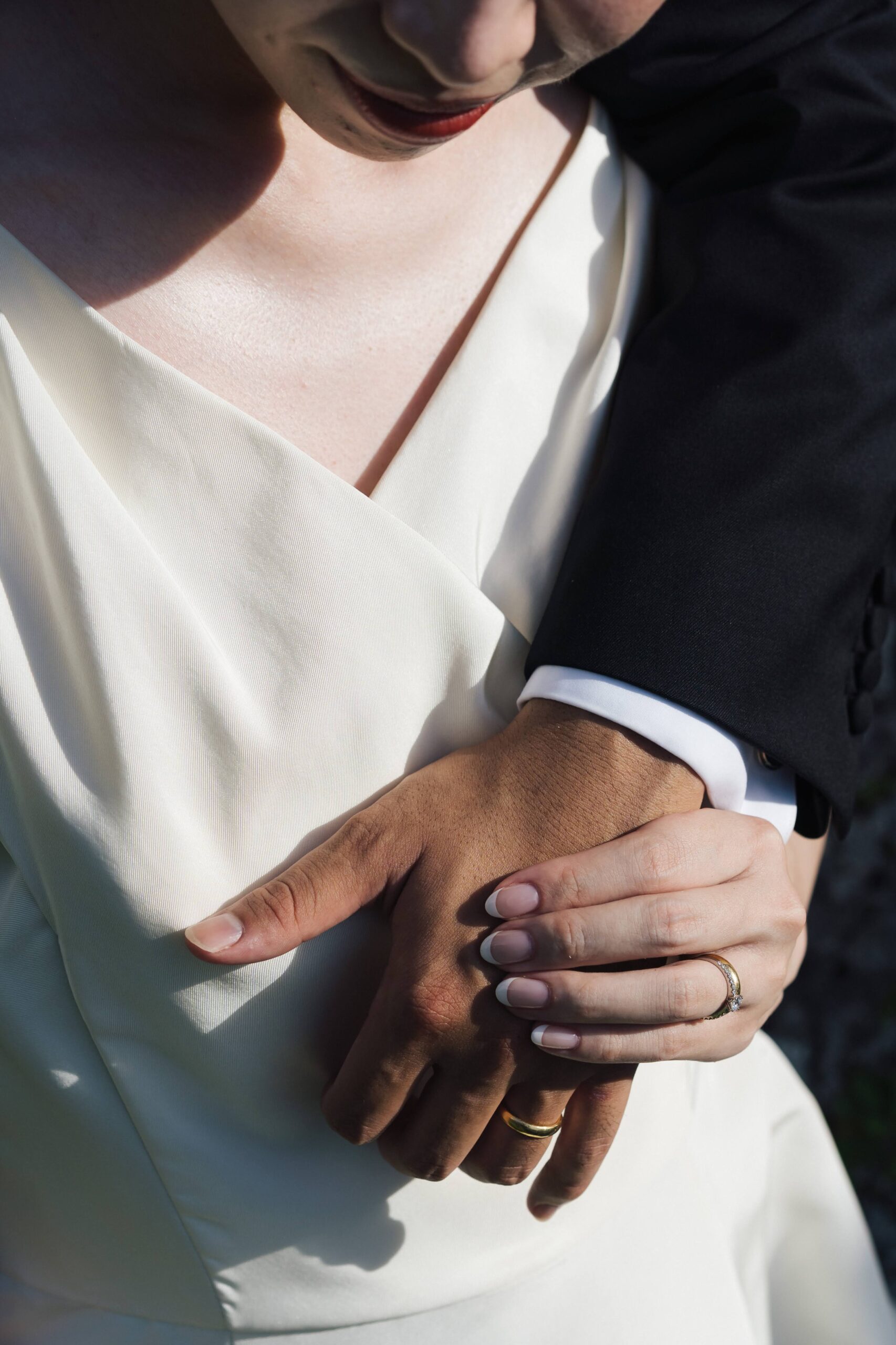 シンプルなウェディングドレスを身に纏い撮影するトリート沖縄のフォトプラン