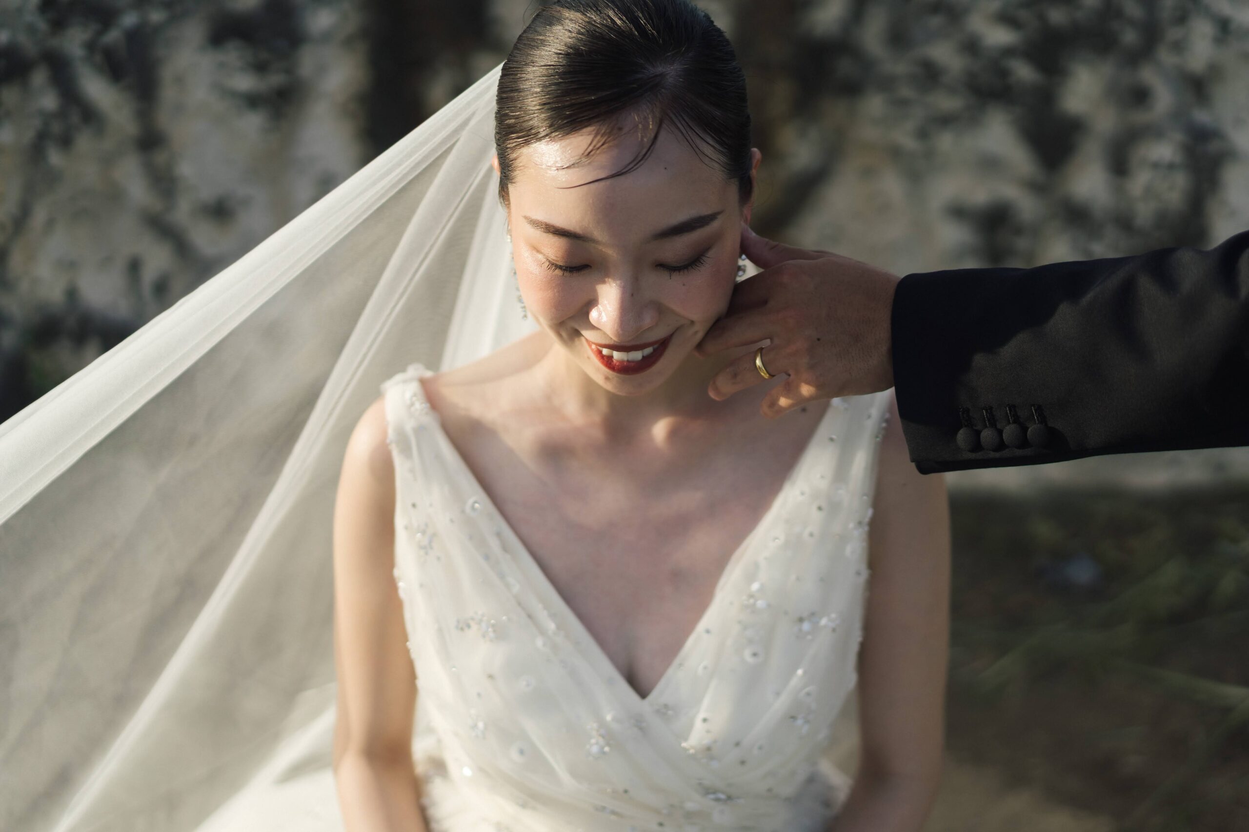 花嫁の本来の美しさを引き出す本物のウェディングドレスを身に纏い撮影する沖縄フォトプラン