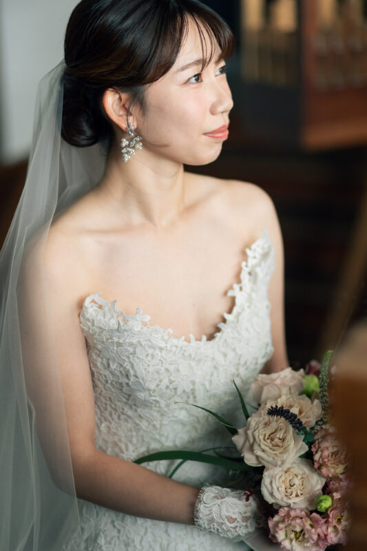 愛らしい総レースのウエディングドレス