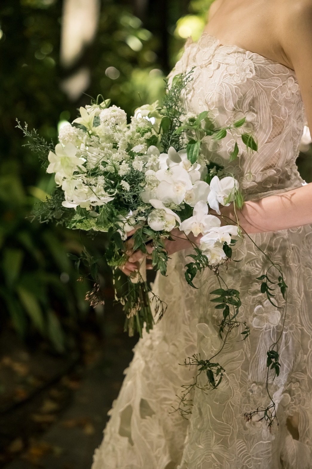 夜になると陰影によりお花のレースが鮮明に映し出されてより立体感が出ます