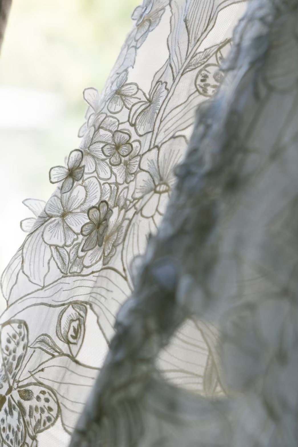 自然光が暖かく差し込むザガーデンオリエンタル大阪に映えるフラワーレースのウェディングドレス