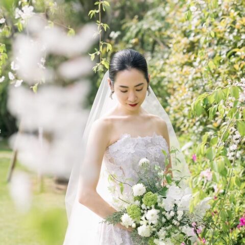 四季折々の自然を感じることのできる庭園とモダンで温かみのある会場に映えるオスカーデラレンタのウェディングドレス