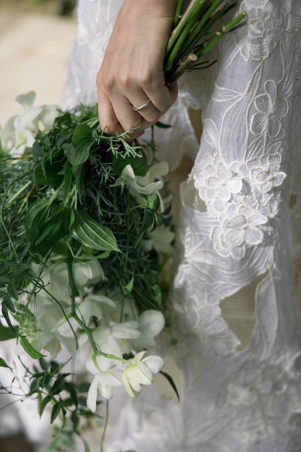 上質で美しい立体的なフラワーモチーフが暖かみをもたらし、ナチュラルでアットホームなお式にピッタリです