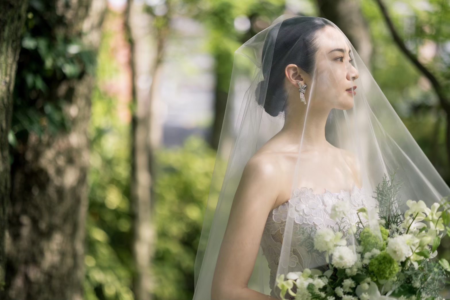 緑に囲まれたアットホームなお式にお勧めしたいフラワーレースが美しいオスカーデラレンタのボリュームドレス