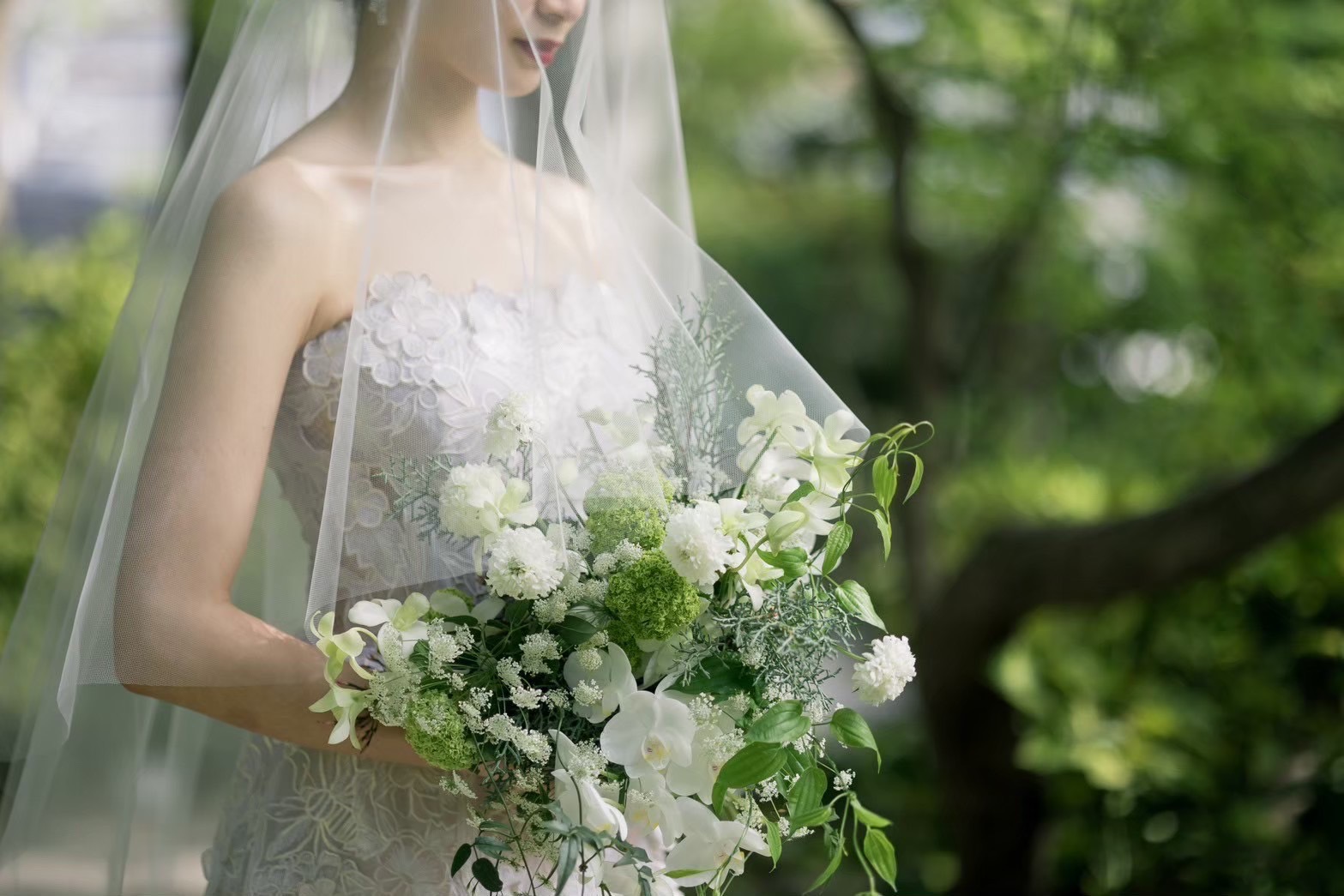 お花のモチーフが立体的で美しいオスカー デ ラ レンタのウェディングドレス