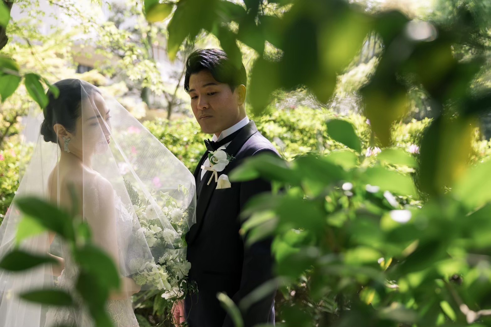 お花のレースが立体的で美しいウェディングドレスを見に纏って過ごすガーデンでの結婚式