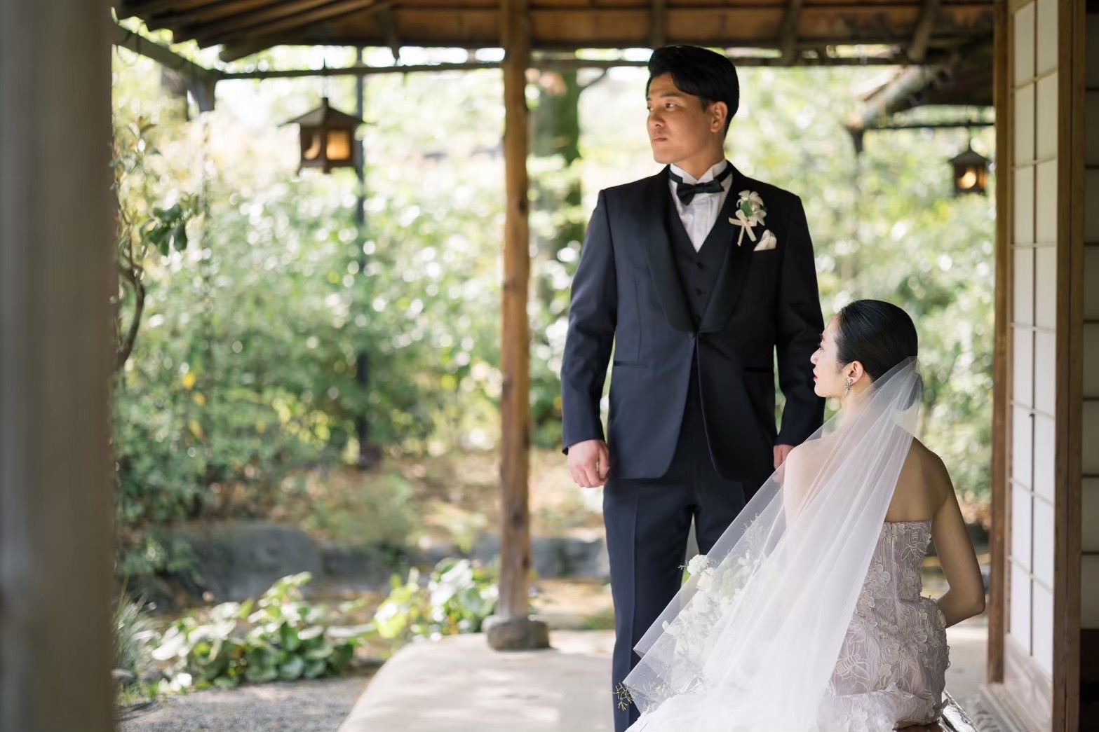 オスカーデラレンタの上質な生地と高度な技術力で生み出される立体的なお花が美しいレースのウェディングドレス