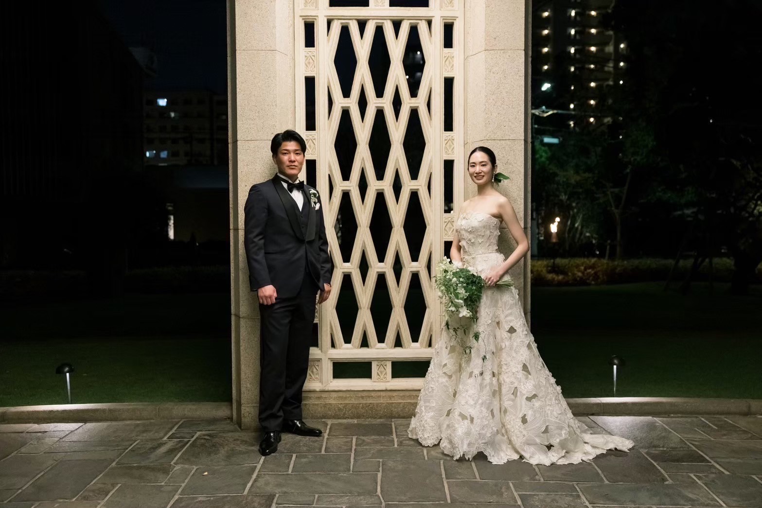 新婦様が持つ本来の美しさを引き出すような上質かつ洗練されたレースが美しいオスカーデラレンタのドレス