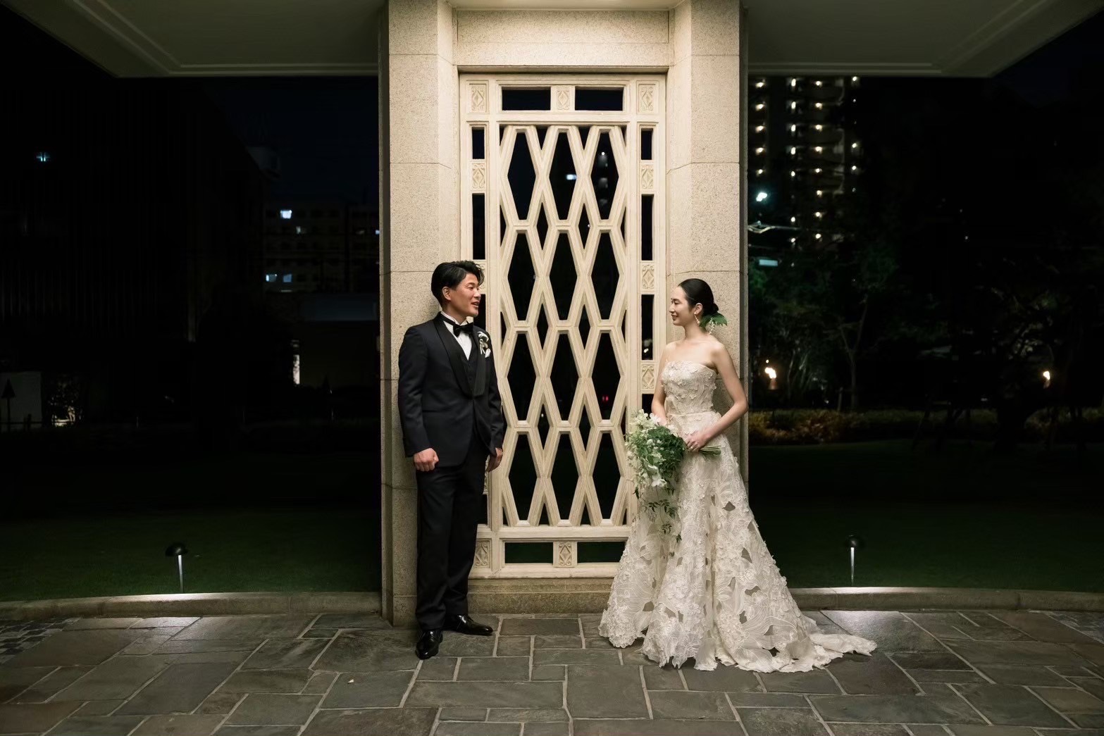 カットレースが鮮明に浮かび上がり、まさに花々に囲まれているようなAラインのウェディングドレス