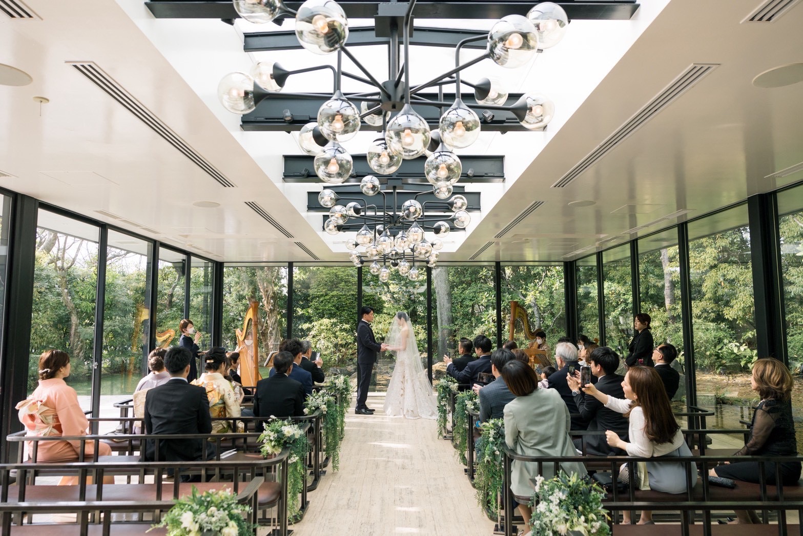 4面ガラス張りのチャペルから自然光が差し込み、緑に囲まれながらナチュラルでアットホームなお式を叶えることのできる結婚式場