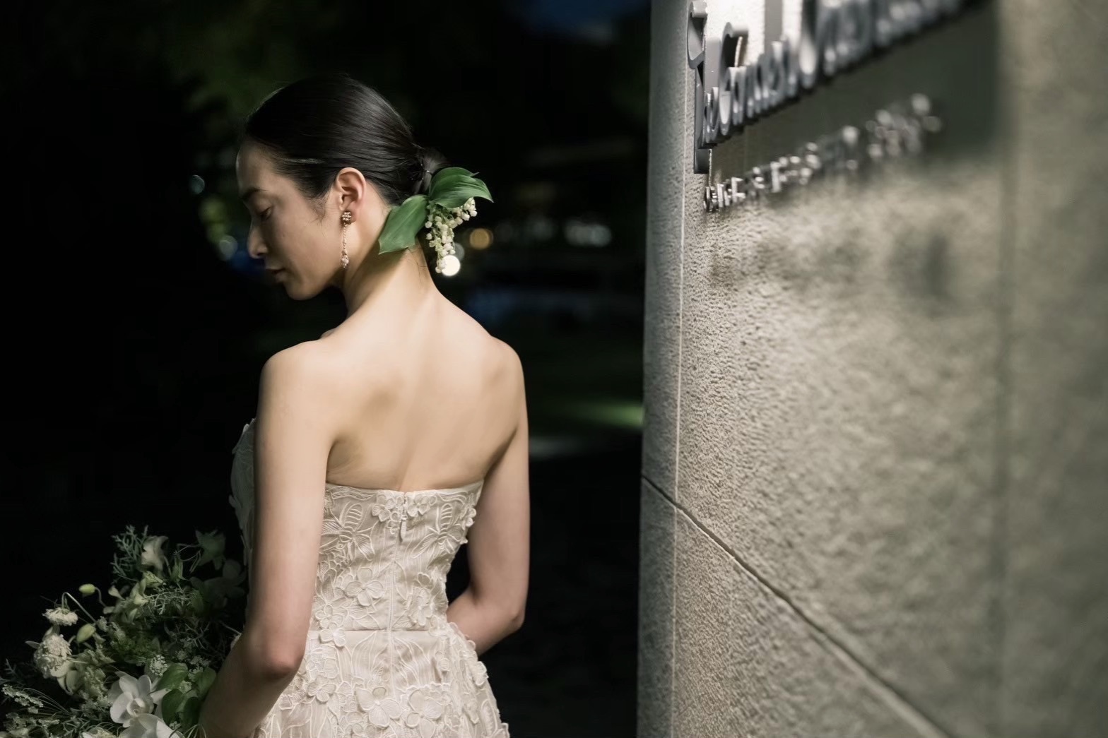 ナイトパーティにお勧めしたい透け感と立体的なフラワーモチーフが美しいオスカーデラレンタのウェディングドレス