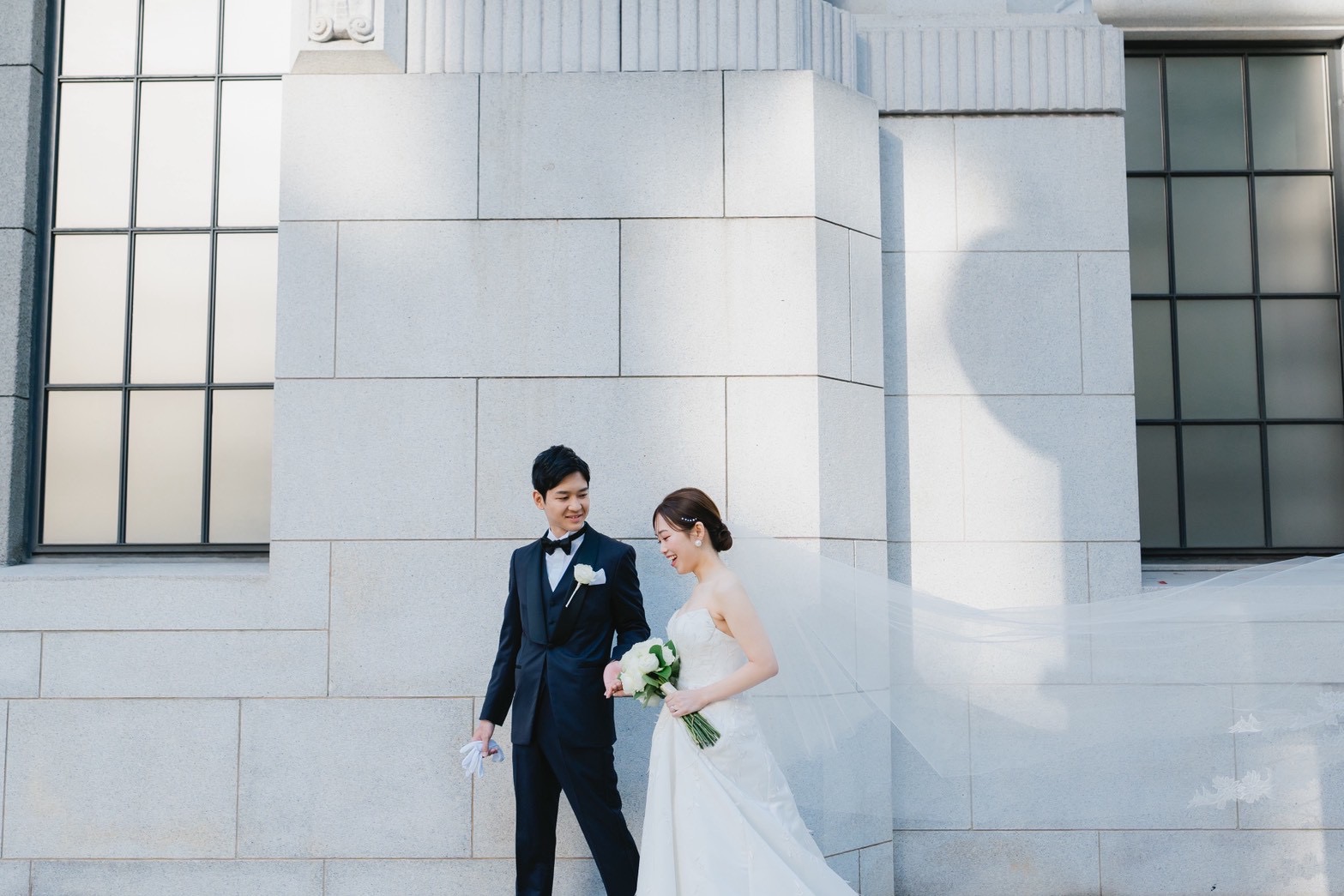 美しく描かれるAラインのシルエットは花嫁様のお持ちのスタイルを引き立たせます