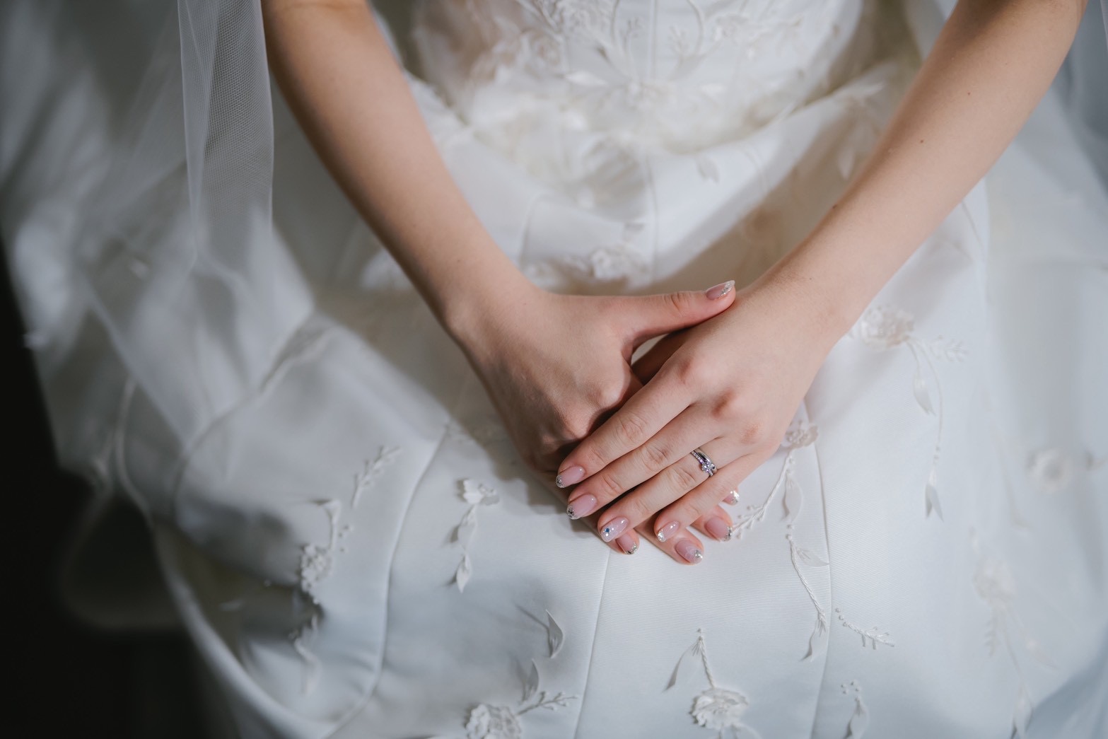 エナウラならではの草花の立体感が目を惹く美しいウェディングドレスです