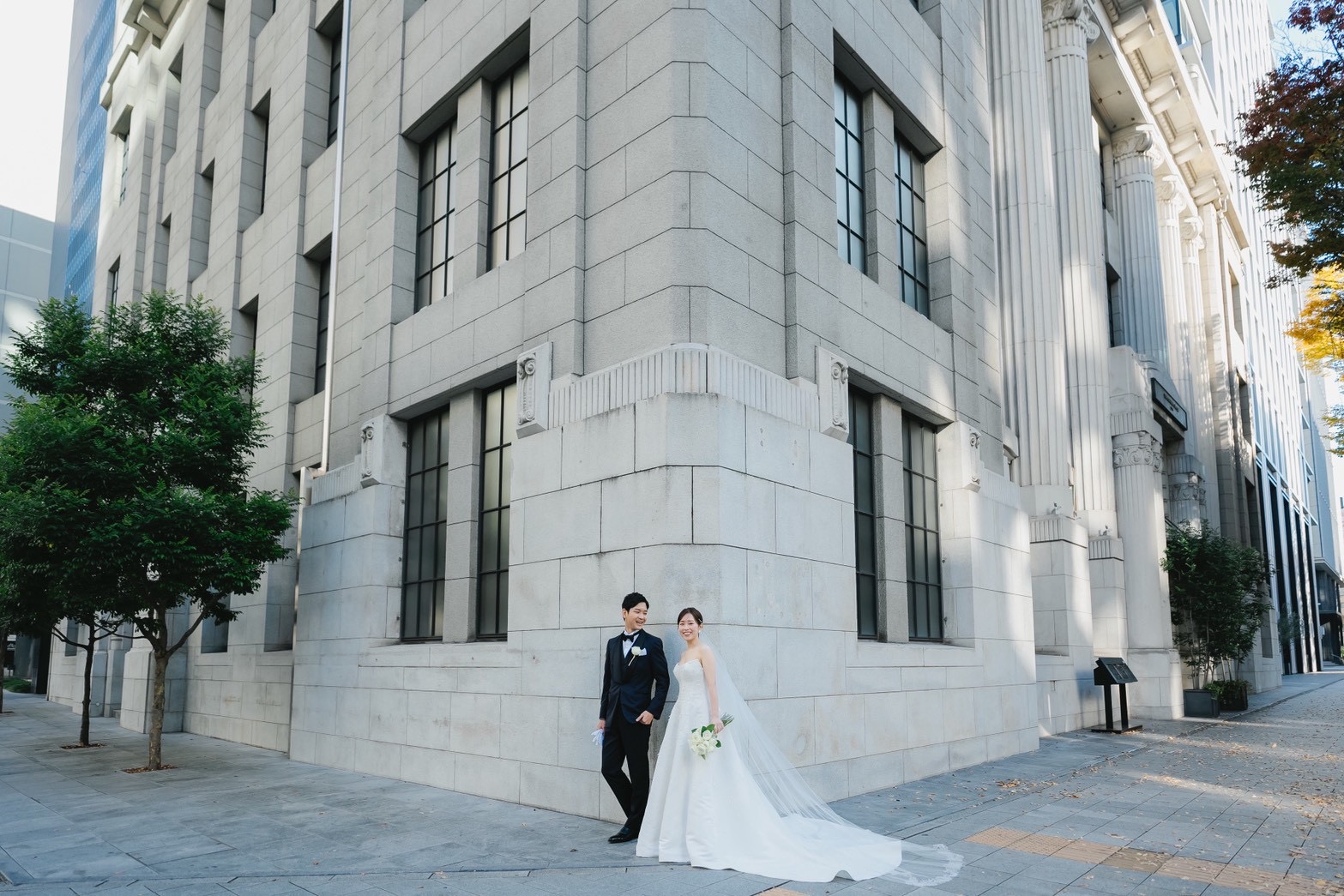 多くの皆様から愛されたザコンダーハウスの外観でのお姿はウェディングドレスとタキシードのコントラストが美しく映えます