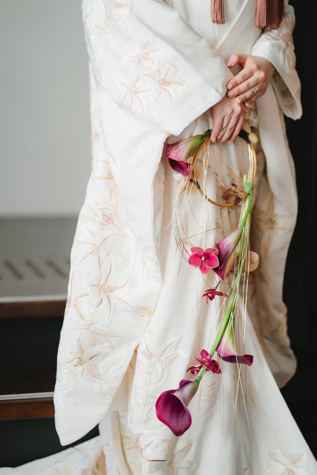 繊細な糸で紡がれた百合の刺繍はうっとりとするような美しさです