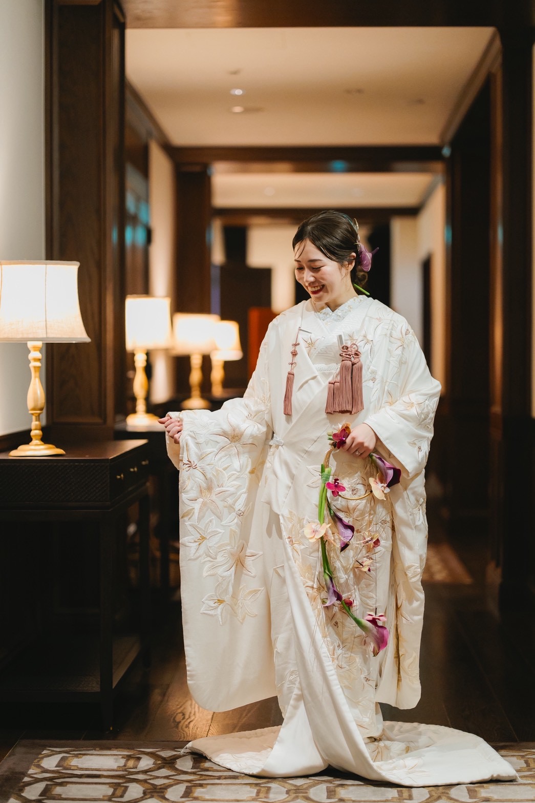 百合の刺繍に合わせてお顔周りのお小物も百合があしらわれたものをセレクトすることで統一感あるコーディネートへと