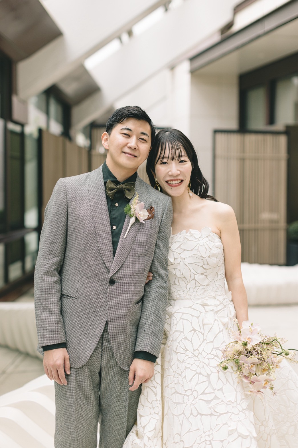 オスカーデラレンタのウェディングドレス、カルーゾのグレータキシードを身に纏いアンダーズ東京で結婚式を楽しまれるご新郎ご新婦様。