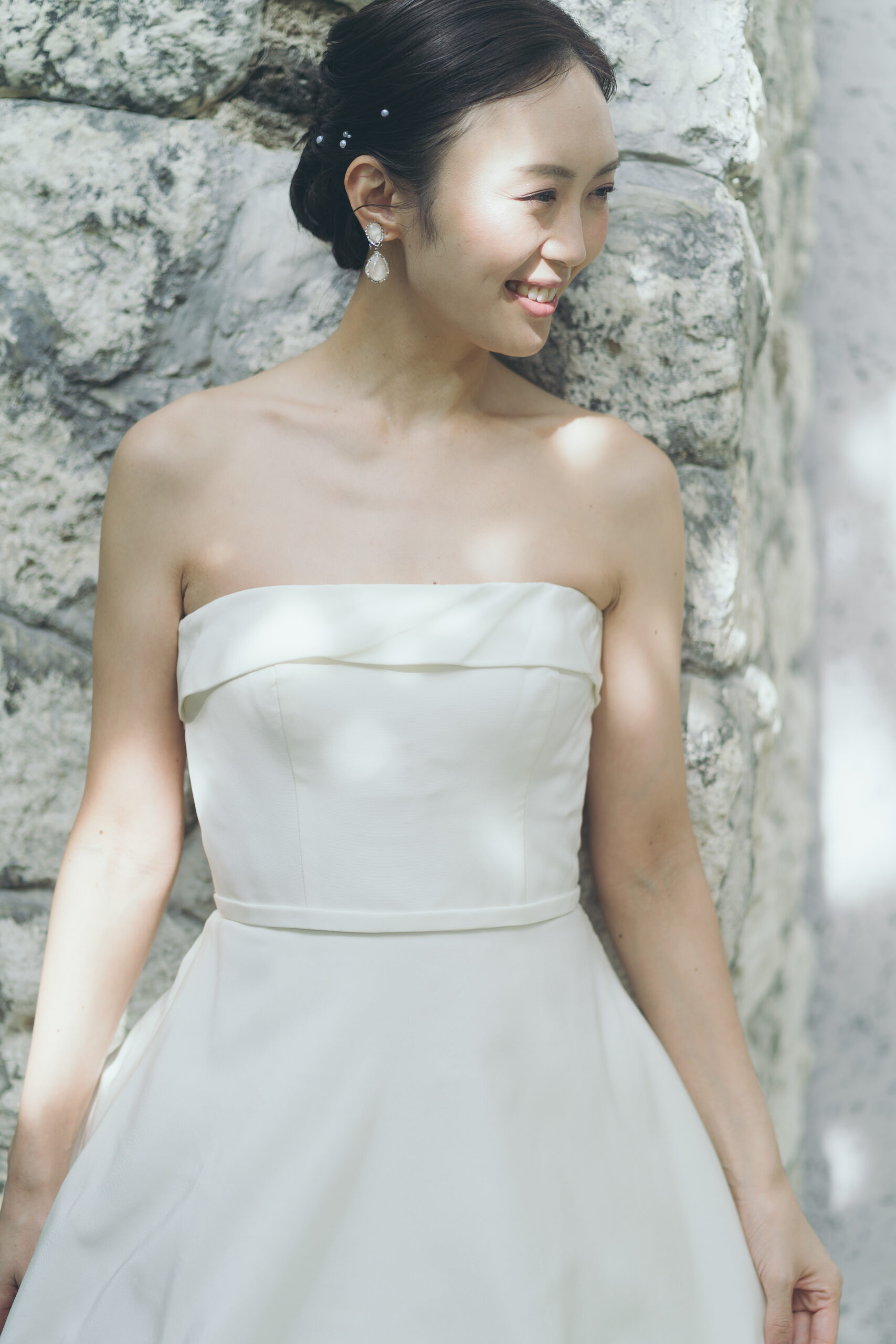 洗練されたフロントの上品な佇まいと、愛らしいリボンが目を引くバックスタイルのドレス