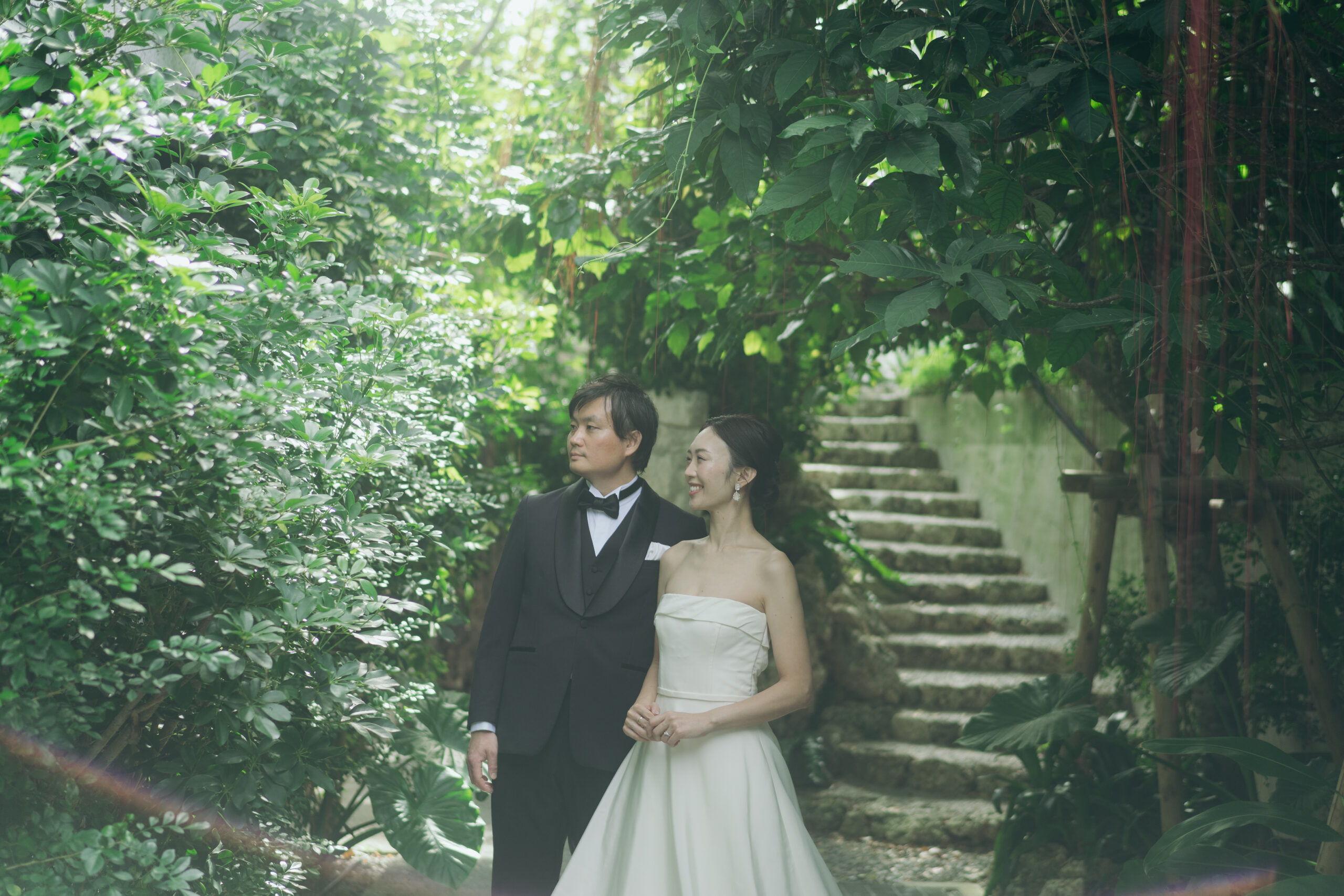 本物のタキシードと本物のドレスを身に纏う沖縄での撮影