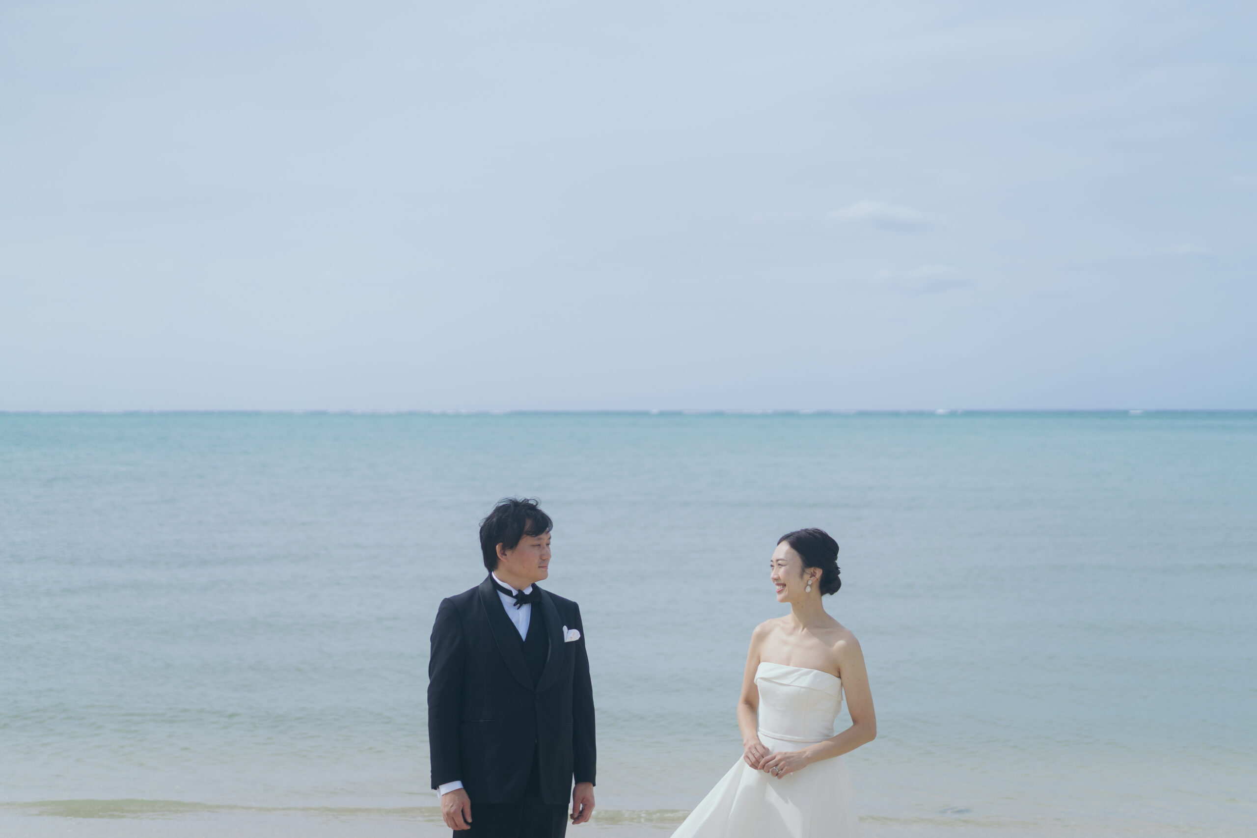 沖縄の広大な海の前でのアニバーサリーフォト
