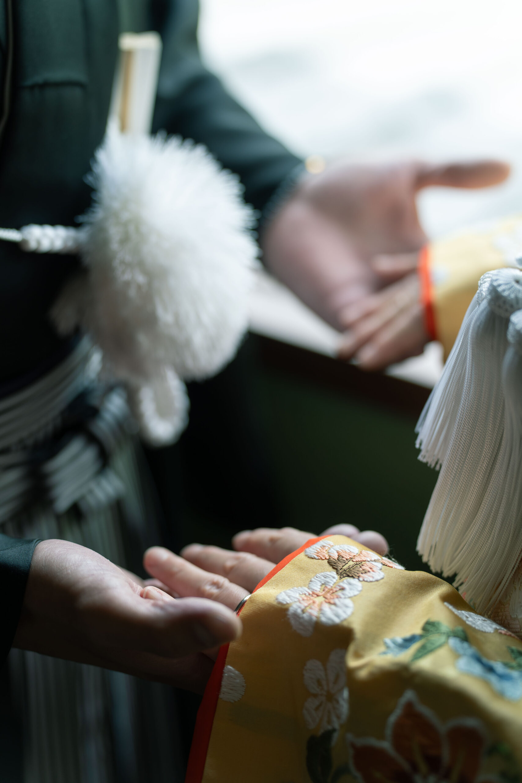 細部まで拘られた四季折々の花々が美しい唐織の色打掛は、お手元の写真にも映えます 