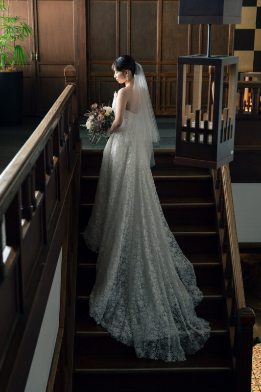 藤屋御本陣のX階段で映えるモニークルイリエの総レースが美しいウェディングドレス