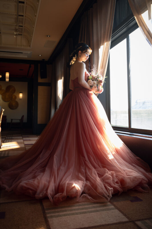 陰影も美しいテラコッタカラーのドレス