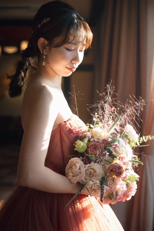ピンクのブーケに合うテラコッタカラーのカラードレス