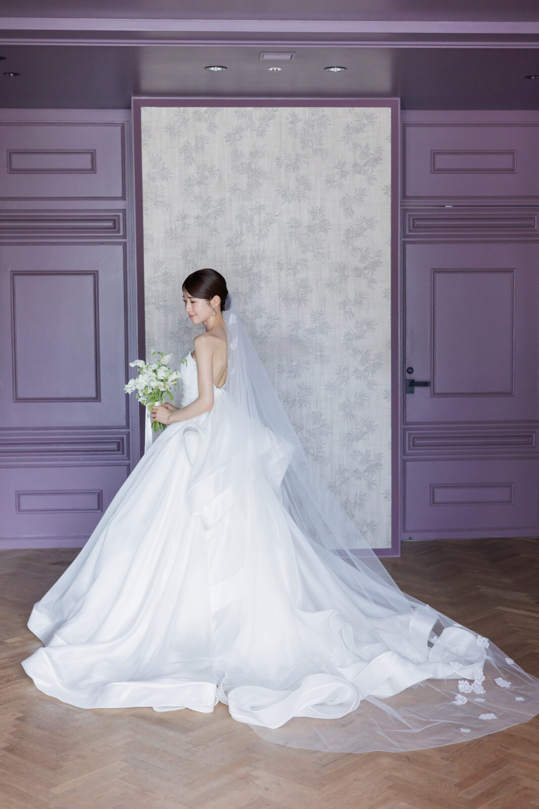 美しいサテンと華やかなボリュームが印象的なアントニオリーバのシビラの挙式スタイルのコーディネート